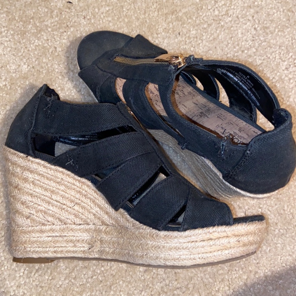 I’m selling these because I don’t wear them.